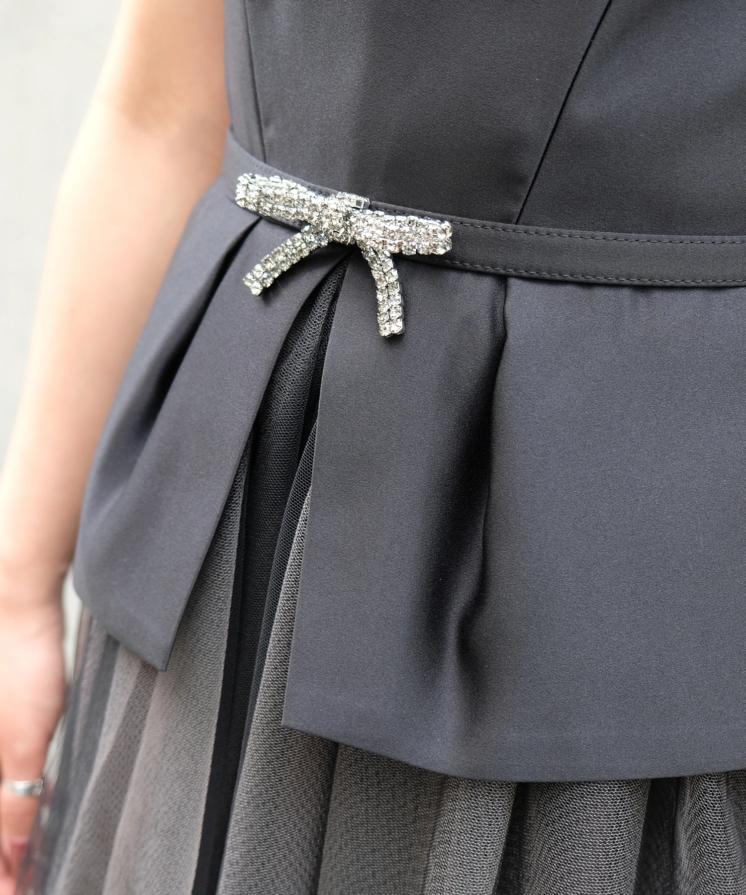 関税送料込★SALE★完売間近ラスト1個★Hobbs★floraドレス Lサイズあり】 【Glossy/グロッシー】ジップ/ ZIP 袖あり/サイド