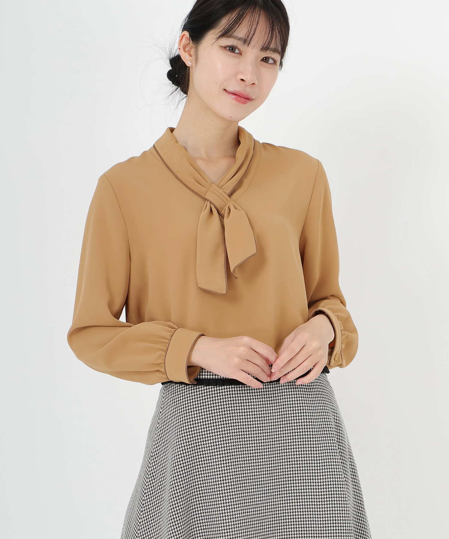 【新品】イチエストロベリーフィールズ　プリーツケープカラーブラウス（1608） 新品】イチエストロベリーフィールズ プリーツケープカラー