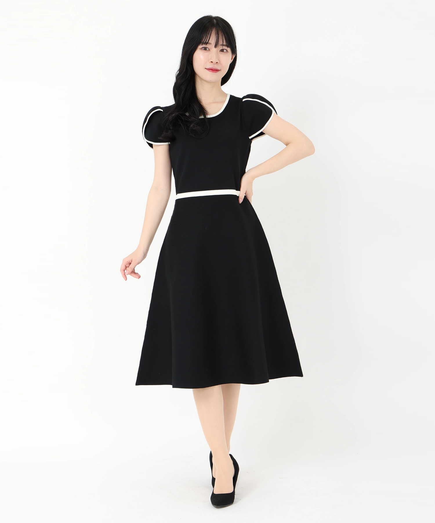 UNIVERVALMUSE（ユニバーバルミューズ）｜ペタルスリーブニット