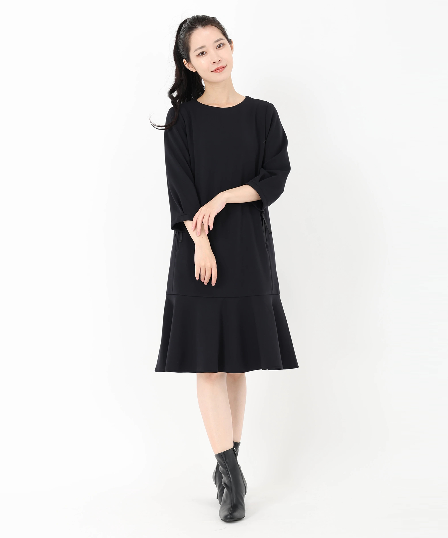 UNIVERVALMUSE（ユニバーバルミューズ）｜ペプラムヘムジャージ