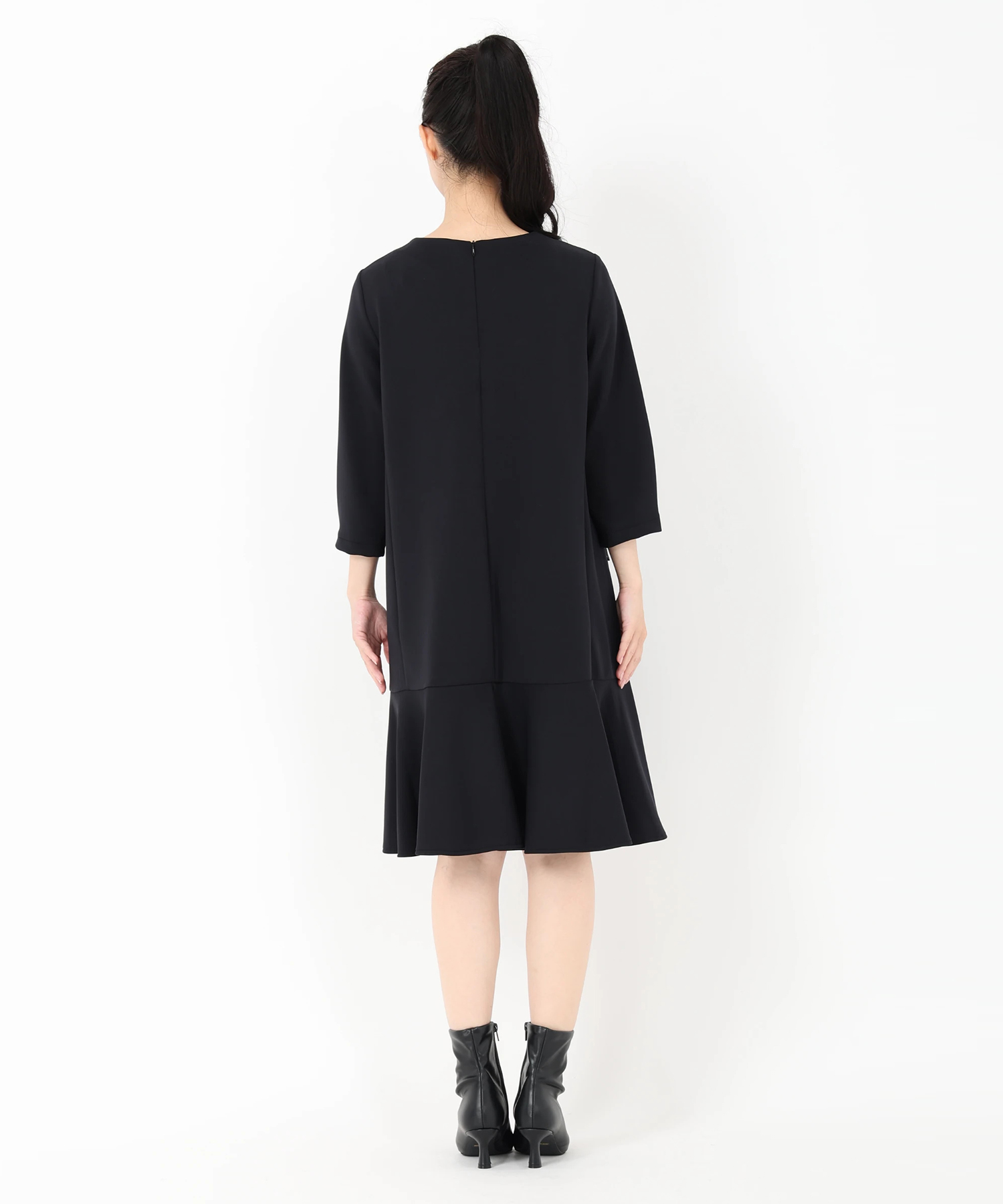 UNIVERVALMUSE（ユニバーバルミューズ）｜ペプラムヘムジャージ